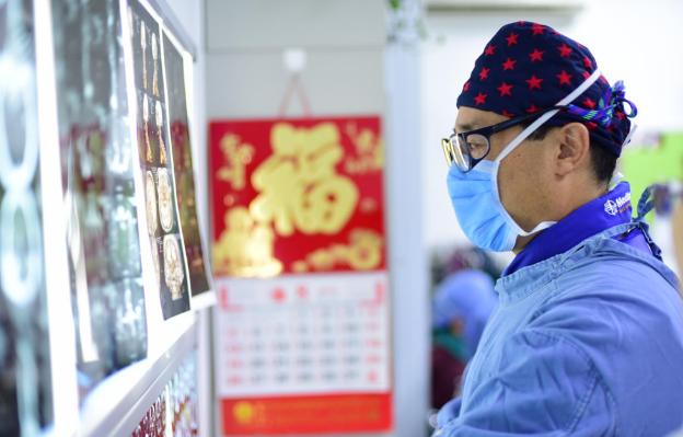 劉加春：高輻射下行“繡花般的手術(shù)” 纖毫之間彰顯醫(yī)者風(fēng)范